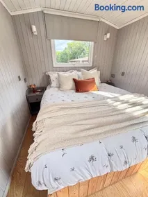 Shepherds Hut New Forest Retreat - Image 3