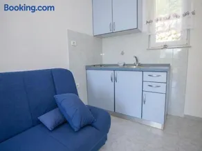 Apartment Rea with Pool - Image 4