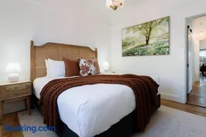Garden Cottage, Wellness Studio & Bike Shed - Image 5