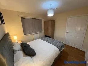 Big new house! 5BDR, sleeps 13, with parking - Image 4
