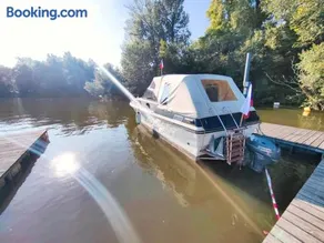 Wake Port Boat, ubytování na lodi - Image 1