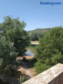 Terrasse sur la rivière - Image 1