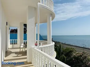 Claude Monet beach hotel - Image 3