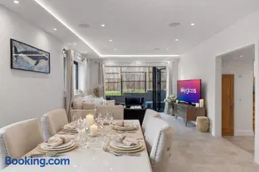 Luxury 4BR Smart Home with Smart Features, Garden, SkyStream & Free Parking - Sleeps Up To 8 in Gerrards Cross SL9 - Image 4