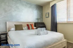 Charming 1 Bedroom Apartment in Vibrant South Yarra - Image 2