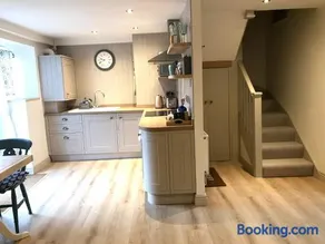 STABLES Stylish comfortable peaceful cottage with parking and outdoor space - Image 2
