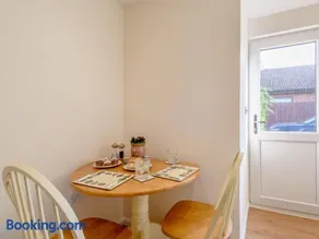1 Bed in Woodbridge oc-72641 - Image 3