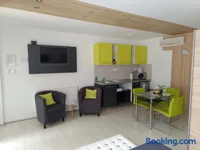 Újhely Apartmanház - Image 1