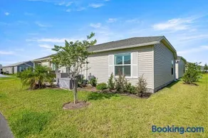 Cozy 2BR in The Villages With BBQ and 4 Seaters Golfcart King Bed - Image 2