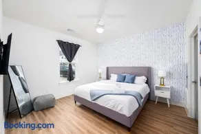 Exclusive 1BR Luxe Haven in Ideal Spot - Image 2