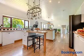 6 Bed in Hersham oc-t29211 - Image 3