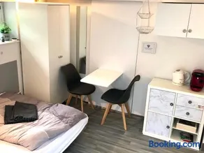 Modernes Zimmer mit Küchenzeile und Bad - Image 2