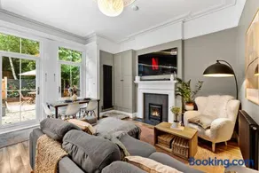 Boutique Redhill Abode near the Airport - Image 1