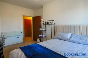 Zeenat Central Bury - Modern 2BR with Free Parking Sleeps 6 - Image 4