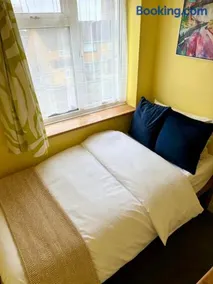 3 bed house, sleeps 5, 8 mins to Harold wood Station - Image 3