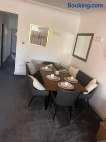 Sleeps 7, entire apartment,with restaurant next door - Image 5