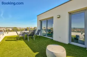 Stunning 2BR Flat with Terrace and private parking - Image 3