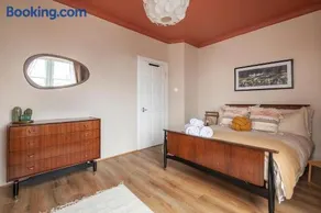 Trendy 2 Bed Flat - Near Airport - Image 3
