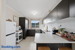 Granton River View Home Near Hobart CBD Parking - Image 3