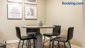 Landing Modern Apartment with Amazing Amenities (ID9647X69) - Image 2