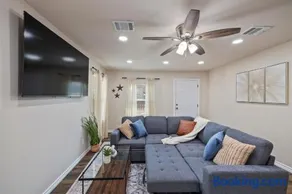 The Avenue F Getaway Modern 3BR by Downtown - Image 2