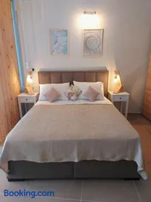 Mpitzarakis Studio On the Beach - Image 1