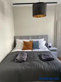 Luxury 2BDR Apartment in Center with Free Parking - Image 2