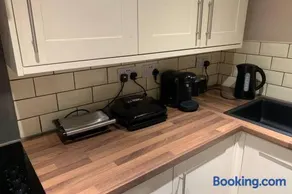 a COSY CLEAN GROUND FLOOR FLAT CLOSE TO TOWN CENTRE - Image 2