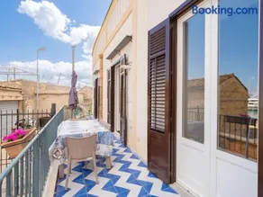 Apartment in Villa Storica Lanterna sul Mare Palermo - Image 3