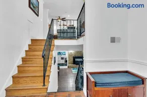 Private Single Family Home Close to Both Water and Downtown! - Image 5