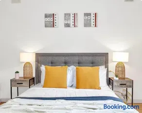 Chic 2BR Near Cafes and CBD FREE Netflix - Image 5