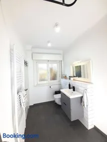 Central Private Cozy Room w own entrance, Spacious Bathroom, on-site parking, 450m to nearest bus stop - Image 1