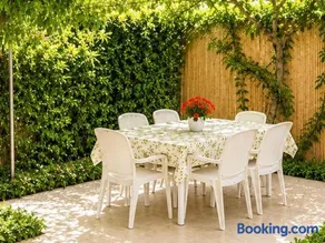 The Green House Suite & Apartment - Image 1