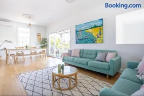 Charming Beach Cottage - Stroll to Cafes, Beach & Creek - Image 2