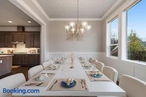 Luxury Home, 5BR, 4BT, Near Portland DT, Game Room, Nature Trails - Image 3