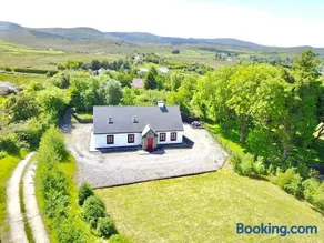 Red Deer Cottage near Connemara National Park in Letterfrack - Image 1