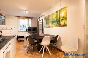 Great close central location Friends & Families up to 8 guests With Breakfast - Image 3