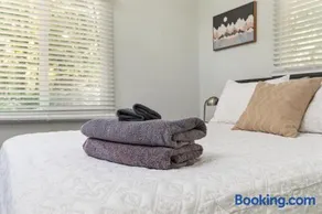 Blue Bird 3BR Cabin - Sleeps 8, Hot Tub, Starlink Wifi, Fire Pit - Image 2