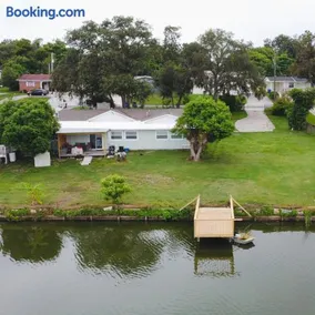 Lakefront - Private Fishing Dock - Ample Parking - Image 1