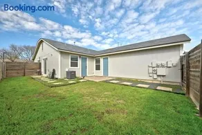South Austin Retreat Pet-Friendly Townhouse - Image 3