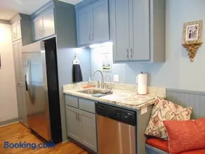 Q4 Professionally decorated upstairs beautiful soothing colors close to back pool - Image 2