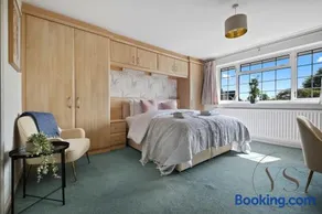 6BR Villa in Birmingham with Free Onsite Parking - Image 2