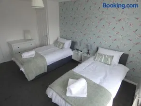 Contractors , holiday house, free parking , sleeps 5 - Image 3