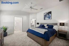 Chic Villages 3BR King Suite With Patio & Golf Cart - Image 4