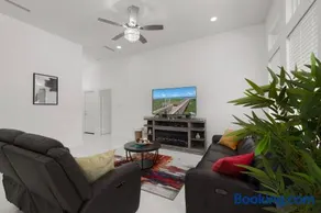 2023 Modern 3BR Fast WiFi Workspace Pet-friendly Garage Yard - Image 3