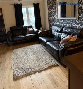 Glasgow Central - Entire house - Free Parking , Free super fast Wifi , Private garden & Parking security - Image 3
