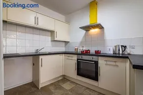 Modern flat in Eastwood Town centre - Image 2