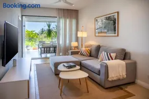 Easy Walk to Stunning La Preneuse Beach - Modern 3 Bedroom Apartment - Image 2