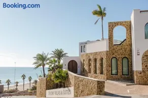 MiFlow Hotel Villas & Suites - Image 1