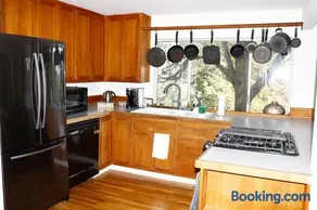 Modern 2 BR 2BA Biz Friendly Duplex with Fast Wi-Fi and Workspaces - Image 3